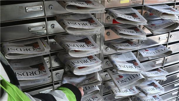Der Bundesverband Digitalpublisher und Zeitungsverleger (BDZV) hat sich für die Abschaffung der Mehrwertsteuer auf Zeitungen ausgesprochen. „Die Zustellförderung muss jetztunmittelbar kommen. Das Weitergehende ist die null Prozent Mehrwertsteuer“, sagte Medienmanager Stefan Hilscher als Teil der neuen Verbandsspitze im Interview.
