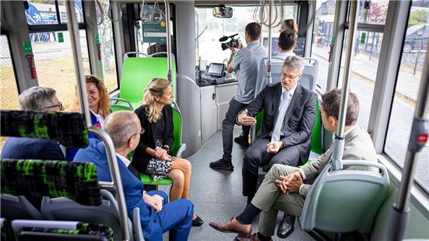Keiner am Steuer Der Bundesverkehrsminister Patrick Schnieder fuhr auch eine Runde im Bus ohne Fahrer.