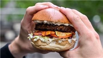 Der Burger ist mit einem vegetarischen Patty belegt. Der besteht zum Beispiel aus Bohnen statt Rindfleisch.