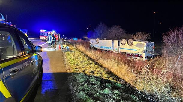Der Bus aus Polen liegt nach dem Unfall auf der A2 bei Bornstedt auf dem Dach.