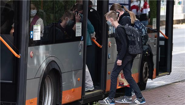 „Der Bus ist wie eine andere Welt“, sagen Schüler aus der Samtgemeinde Tarmstedt: Statt Abstand herrscht auf dem Weg zur Schule Enge. Eltern fordern jetzt, dass die Verantwortlichen die Sorgen der Kinder ernst nehmen und handeln.