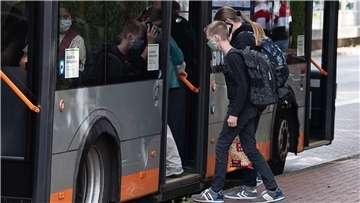 „Der Bus ist wie eine andere Welt“, sagen Schüler aus der Samtgemeinde Tarmstedt: Statt Abstand herrscht auf dem Weg zur Schule Enge. Eltern fordern jetzt, dass die Verantwortlichen die Sorgen der Kinder ernst nehmen und handeln.