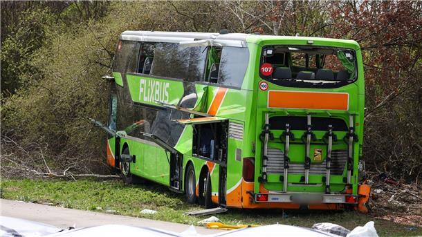 Schwerer Busunfall: Drei der vier Todesopfer identifiziert Der Bus mit mehr als 50 Passagieren und zwei Fahrern war auf dem Weg von Berlin nach Zürich verunglückt.