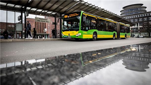 Entsetzen nach tödlichem Messerangriff von Jugendlichen Der Busbahnhof in Oberhausen. Im Hintergrund der Hauptbahnhof.