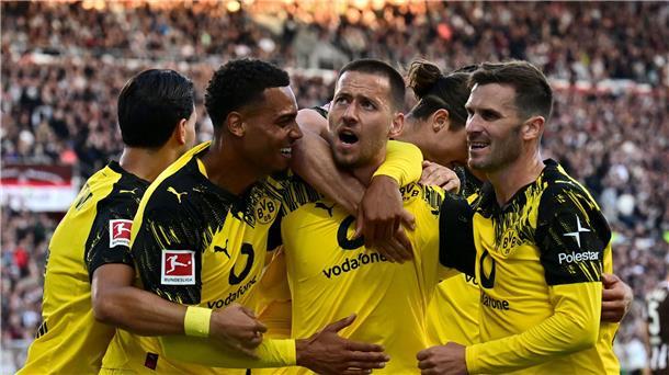 „Tut einfach auf Dauer weh“: BVB hadert nach Doppel-K.o. Der BVB bejubelt das 2:1 bei St. Pauli von Waldemar Anton.