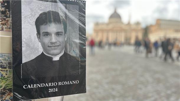 Ob echt oder nicht: Der Kalender der schönen Priester Der „Calendario Romano“ an einem Souvenirstand, im Hintergrund der Petersdom.