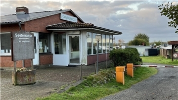 Campingplatz-Empfangsbereich mit Schranke