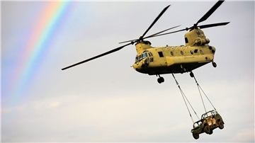 Der CH-47 ist durch eine charakteristische Bananenform und zwei Hauptrotoren leicht zu identifizieren.