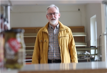 Der Chef der Tarmstedter Tafelausgabestelle Reinhard Schwolow steht vor leeren Regalen. Die Tafeln in Deutschland haben mehr Kunden und gleichzeitig bekommen sie weniger Waren. Auch in Tarmstedt, Zeven und Sittensen sind die Helfer gefordert.