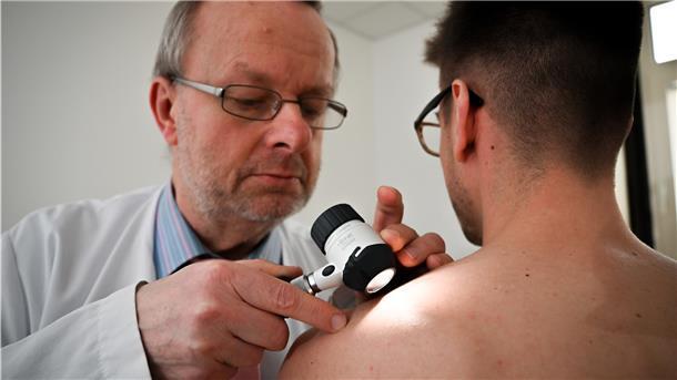 Hautarzt: „Die Patienten laufen uns die Bude ein“ Der Chefarzt der Hautklinik in Reinkenheide, Dr. Gunnar Wagner, bei der Hautkrebs-Früherkennung. Zu langen Wartezeiten wegen des Hautärzte-Mangels sagt er: „Zum Beispiel bei der Krebs-Früherkennung hat das Konsequenzen, wenn Diagnosen zu spät gestellt werden.“