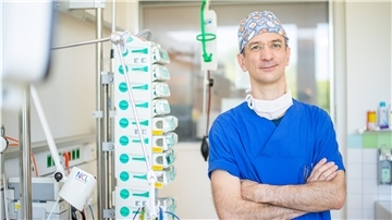 Der Chefarzt der Intensivstation im Klinikum Reinkenheide, Privat-Dozent Dr. Oliver Radke, behandelt mit seinem Team Covid-Patienten.