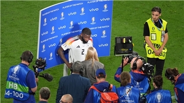 Der chinesische Handy-Hersteller Vivo präsentiert den Spieler des Spiels - in diesem Fall den deutschen Nationalspieler Antonio Rüdiger. 