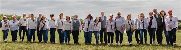 „belCanto“: Konzert im Rahmen einer Netto-Spendenaktion Der Chor "belCanto" mit seiner Chorleiterin Angela Martens (Fünfte von links) freut sich auf einen Auftritt am 20. September vor dem Gnarrenburger Netto-Markt.