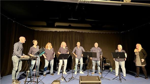 Chor Fun Tonic feiert Jubiläum: Der Chorleiter sitzt in der Ferne Der Chor Fun Tonic besteht seit fünf Jahren.
