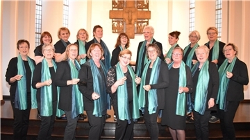 Der Chor „Magnificat“ mit Leiterin Svetlana Weiß (vordere Reihe in der Mitte) bei einer Probe in der Nordenhamer Martin-Luther-Kirche.