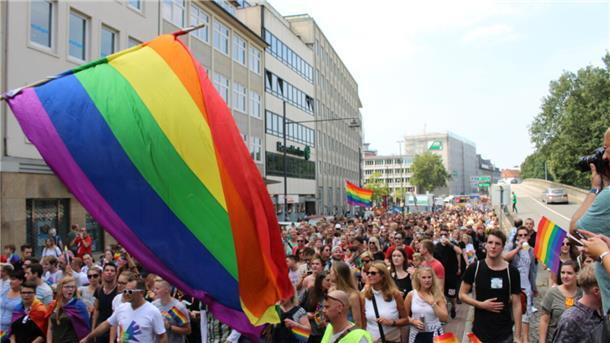 Ein Demonstrationszug des Christopher Street Days läuft durch die Bremer Innenstadt. 