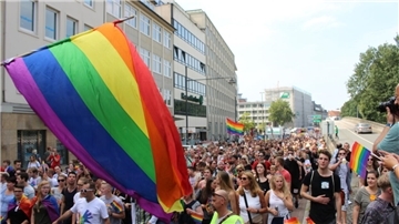 Ein Demonstrationszug des Christopher Street Days läuft durch die Bremer Innenstadt. 
