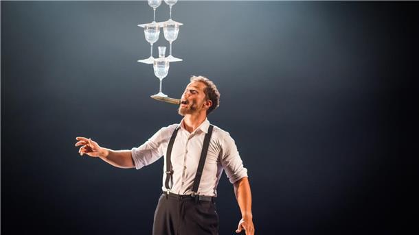 „Weihnachtscircus“ in Gnarrenburg vom 26. bis 29. Dezember plus Silvstergala Der „Classic-Weihnachtscircus“ in Gnarrenburg sorgt wieder für spannende Jonglage-Einlagen.