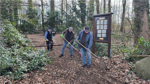 Der "Club Dänemark" machte sich in der Trift und rund um den Ententeich an die Arbeit.