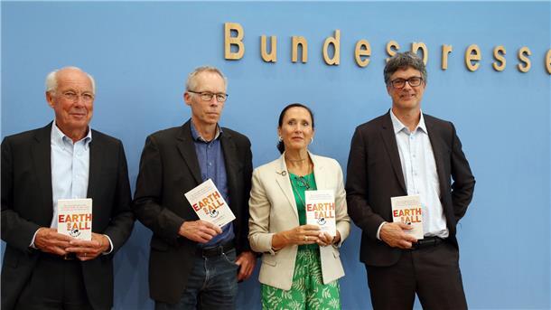 Club of Rome: Dieser Report gibt der Menschheit eine Chance Der Club of Rome, vertreten durch Jorgen Randers (l-r), Co-Autor "Grenzen des Wachstums", Johan Rockström, Direktor des Potsdam Instituts für Klimafolgenforschung, Sandrine Dixson-Declève, Ko-Präsidentin des Club of Rome, und Per Espen Stoknes, Norwegian Business School, stellt vor der Bundespressekonferenz den neuen Bericht "Earth For All" zu konkreten Wegen aus der Klimakrise vor.