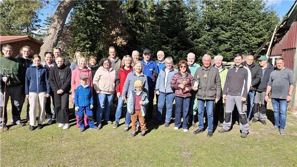 Der "Club Tingo" räumte mit zahlreichen Helferinnen und Helfern im Stadtteil Engeo auf.