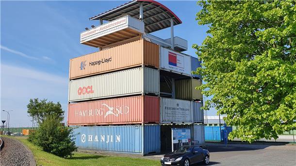 Der Container-Aussichtsturm ist ein beliebtes Ziel von Ausflüglern.
