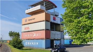 Der Container-Aussichtsturm ist ein beliebtes Ziel von Ausflüglern.
