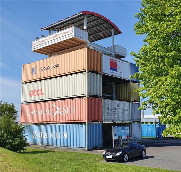 Der Container-Aussichtsturm ist etwa 15 Meter hoch und bietet einen tollen Blick über Container-Terminal, Auto-Terminal, Werft, Schleusen und das Kreuzfahrt-Terminal.