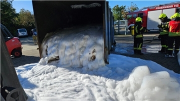 Der Container musste mit Löschschaum geflutet werden.