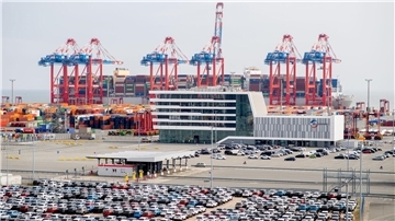 Der Containerhafen JadeWeserPort in Wilhelmshaven wächst - in den kommenden Jahren will Niedersachsen in den Hafenstandort weiter investieren. 