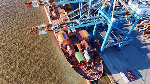 Containerumschlag: Wachstum in Bremerhaven größer als in Rotterdam und Hamburg Containerbrücke über einem Schiff.