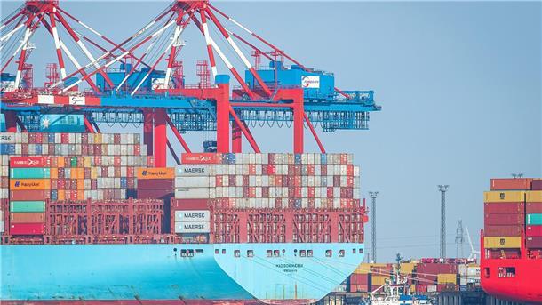 Containerschiff im Hafen