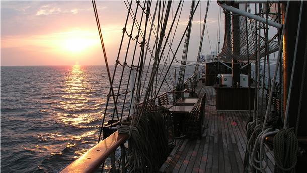 Der Crew der „Atlantis“ hat es sehr gut gefallen in Bremerhaven, weshalb sie am 8. Oktober wieder im Neuen Hafen anlegen wird. Auf dem Großsegler werden Open Ships und Segeltörns über die gesamten Herbstferien stattfinden.