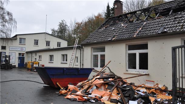 Der Dachstuhl eines Verwaltungsgebäudes der Traditionsfirma Herdejürgen & Harmsen in Einswarden hat am Freitagmorgen gebrannt.