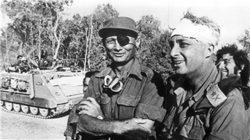 Der damalige israelische Verteidigungsminister und General Mosche Dajan (l.) mit dem damaligen Generalmajor Ariel Scharon, der einen Kopfverband trägt, aufgenommen im Oktober 1973 auf der ägyptischen Seite des Suezkanals während des 4. israelisch-arabischen Krieges.