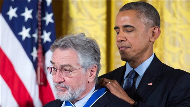 Von „Taxi Driver“ bis „The Irishman“: Robert De Niro wird 80 Der damalige US-Präsident Barack Obama verleiht Robert De Niro (l) die Presidential Medal of Freedom.