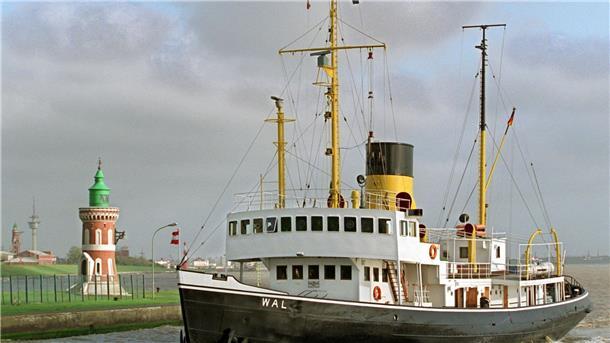 Der Dampf-Eisbrecher „Wal“ passiert nach einer Helgoland-Fahrt den Glockenturm an der Kaiserschleuse in Bremerhaven.