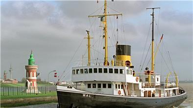 Der Dampf-Eisbrecher „Wal“ passiert nach einer Helgoland-Fahrt den Glockenturm an der Kaiserschleuse in Bremerhaven.