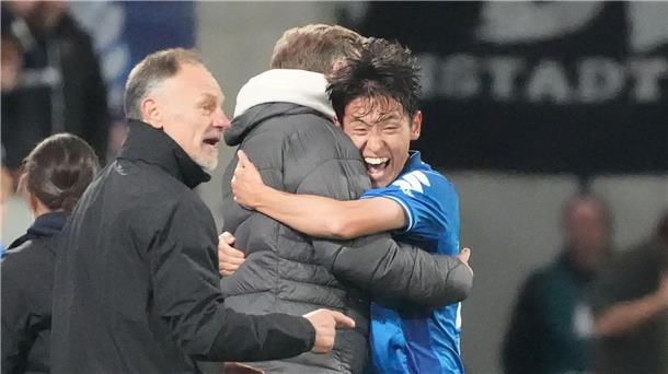 Pokal-Aus für Schalke bei Darmstädter Torfestival Der Darmstädter Hiroki Akiyama leitete das Darmstädter Torfestival gegen Schalke ein.