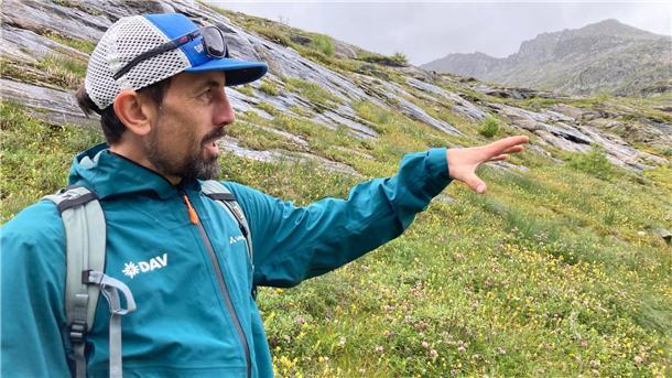 Klimakrise am Berg: Würmer fürs Hütten-Klo und Einfachheit Der DAV-Geowissenschaftler Tobias Hipp zeigt auf die Vegetation - hier war früher Gletscher.