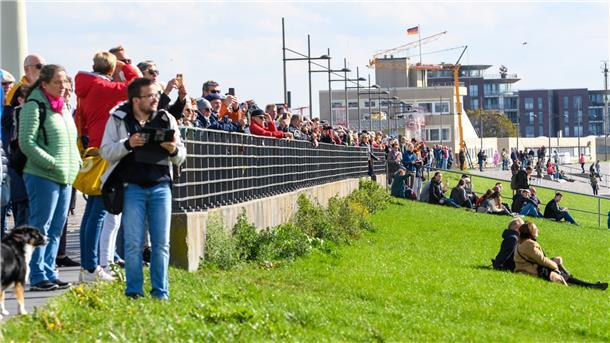 Live-Blog Weser-Parade: Lauter schöne Schiffe vor Bremerhaven Der Deich war voll, als die Parade in Bremerhaven ankam.