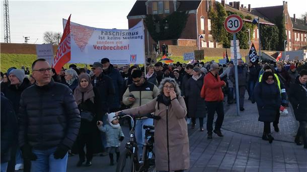 Der Demonstrationszug setzt sich in Bewegung.