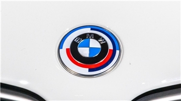 Der deutsche Autohersteller BMW teilt mit, den CO2-Ausstoß bei seinen Modellen weiter reduziert zu haben.