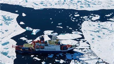 Der deutsche Forschungseisbrecher „Polarstern". Das Bild entstand bei der Polarstern-Arktis-Expedition AURORA.