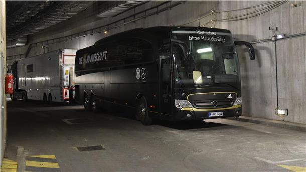 Der deutsche Mannschaftsbus blieb nach den Anschlägen in Paris lange in den Katakomben des Stade de France (Archivbild). 
