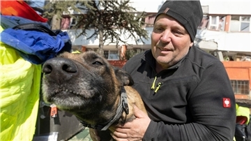 Der deutsche Rettungshundeführer Uwe Elze mit seiner Hündin Pia am Rande eines Trümmerfeldes in Kahramanmaras.