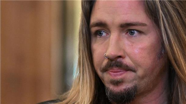 Zeuge im Ofarim-Prozess: Davidstern spielte keine Rolle Der deutsche Rockmusiker Gil Ofarim betritt am zweiten Prozesstag den Saal des Landgerichts in Leipzig.