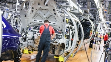 Der deutschen Autoindustrie fehlt es laut Ifo-Institut an Aufträgen. Mehr Unternehmen denken über Personalabbau nach.