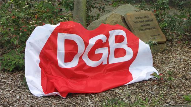 Das Foto zeigt das DGB-Logo. 
