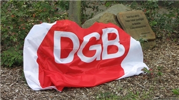 Das Foto zeigt das DGB-Logo. 